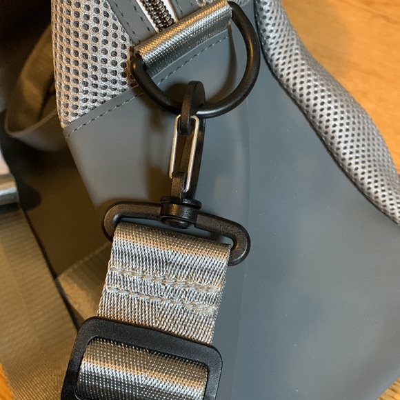 Grey duffle bag with mesh overlay 🔸 - Picture 3 of 5